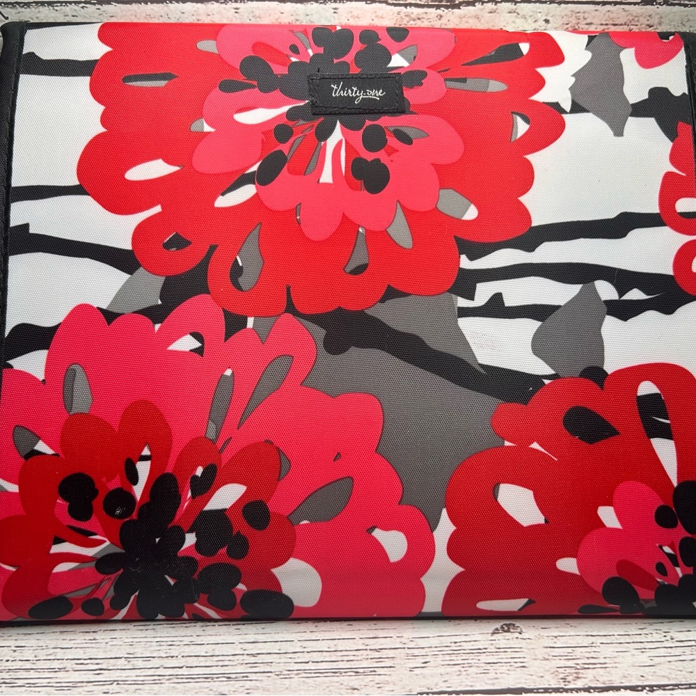 Thirty One Floral Tablet/Book Sleeve‎ with Velcro Closure NWOT